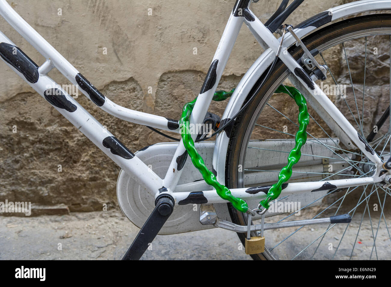L'article cycle noir et blanc avec des cadenas de vélo vert. Banque D'Images