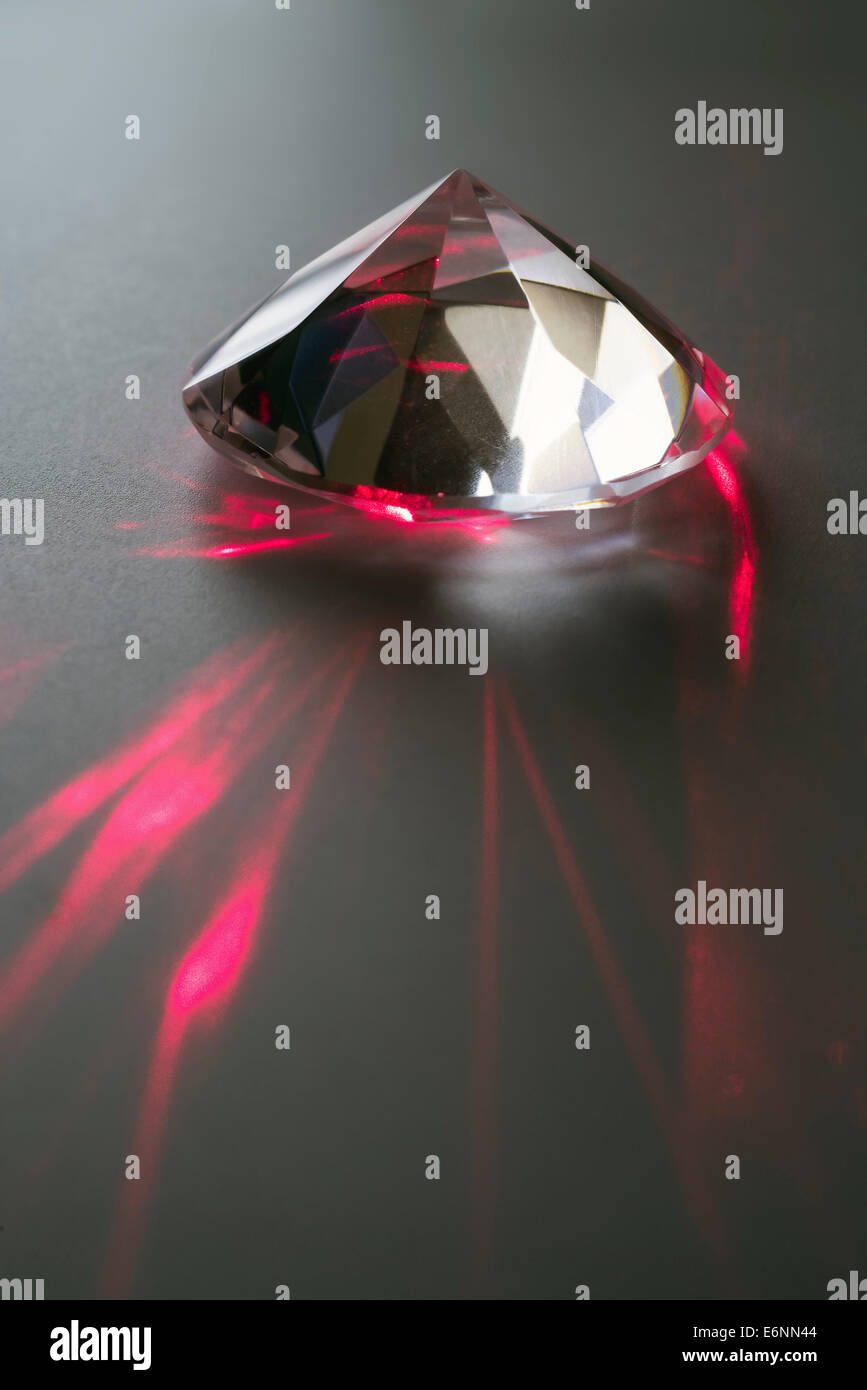 Libre d'un faisceau laser sur un cristal taillé dans un diamant Photo Stock  - Alamy