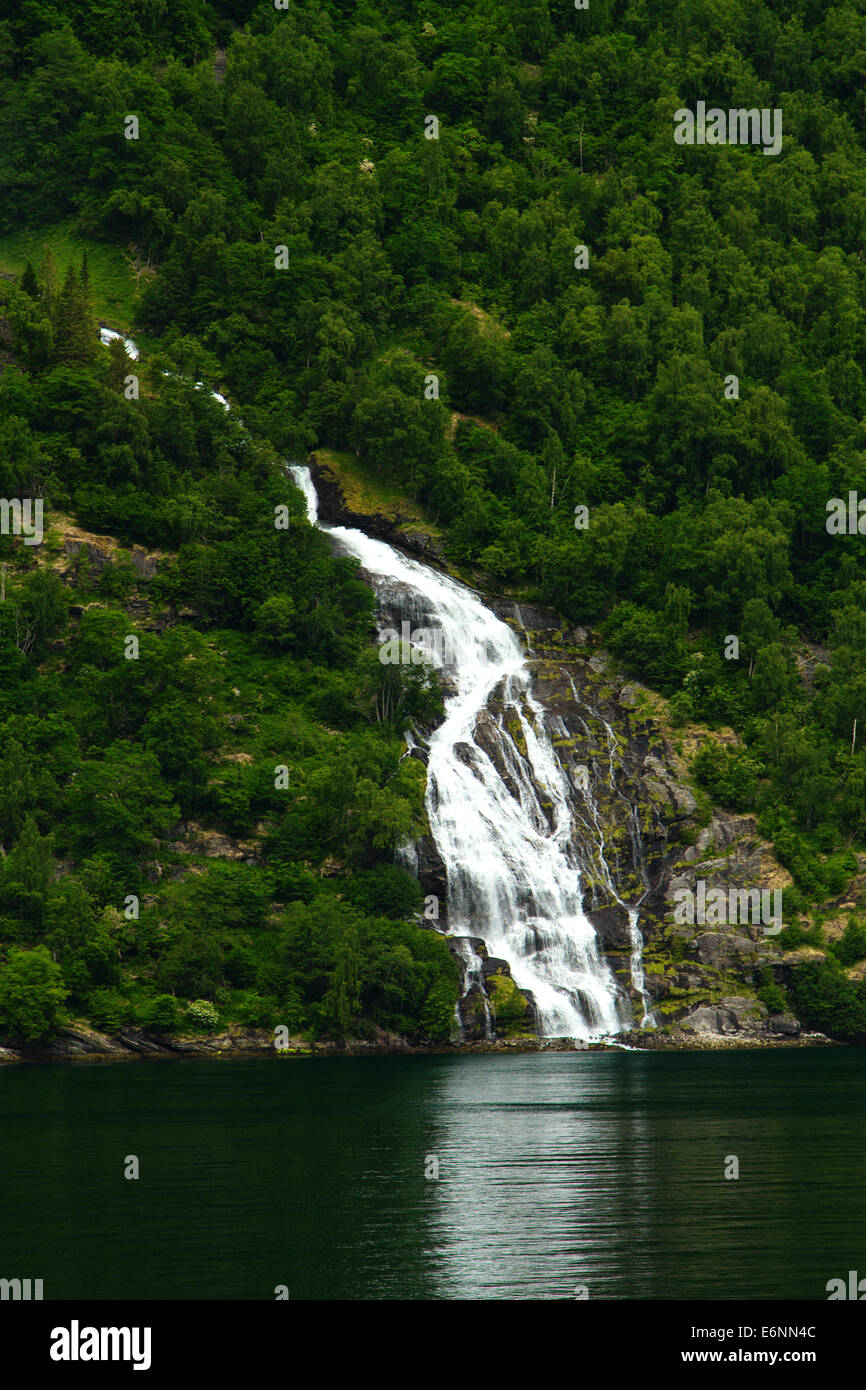 Du nord des Cascades fjords norvégiens. Banque D'Images