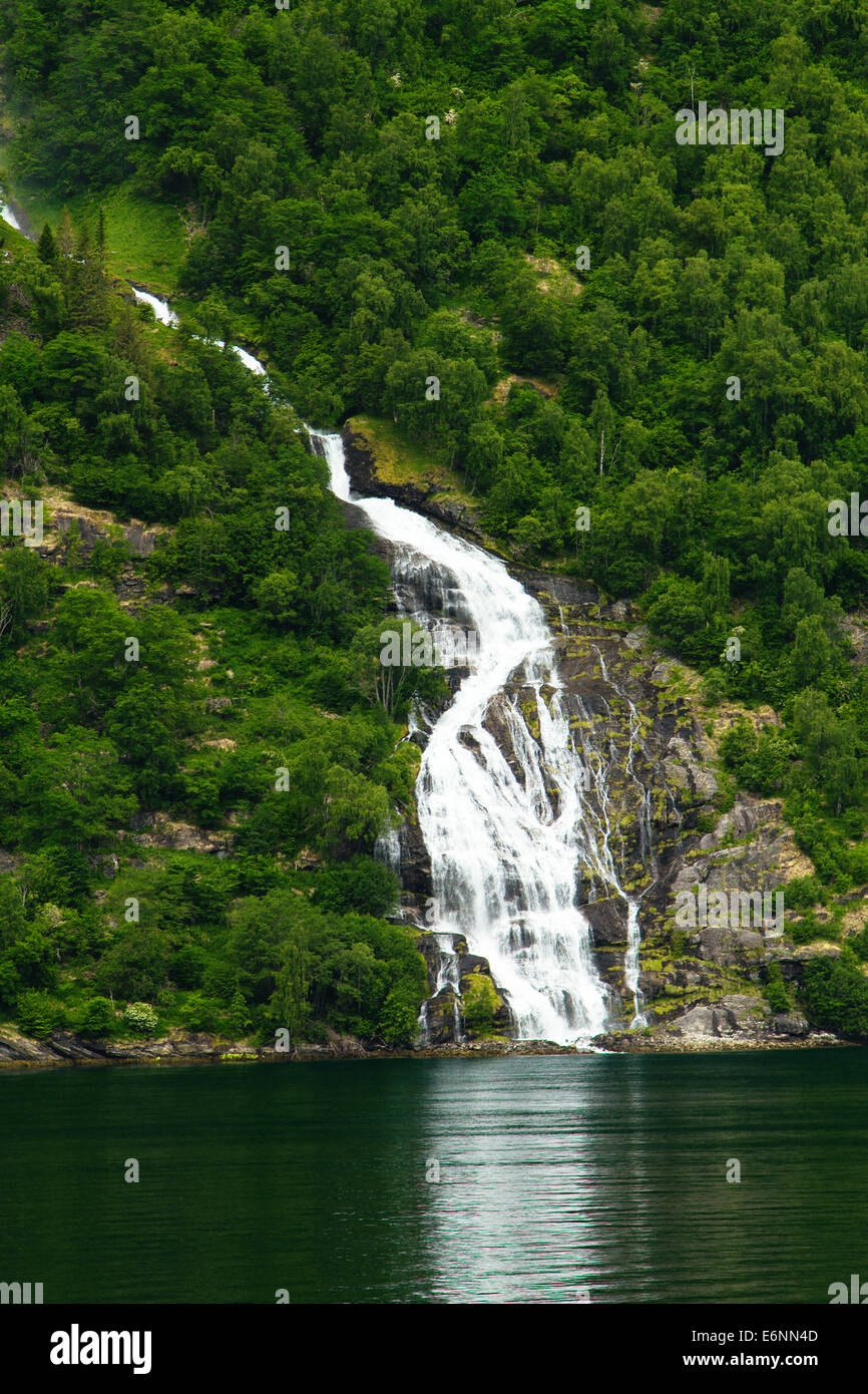 Du nord des Cascades fjords norvégiens. Banque D'Images