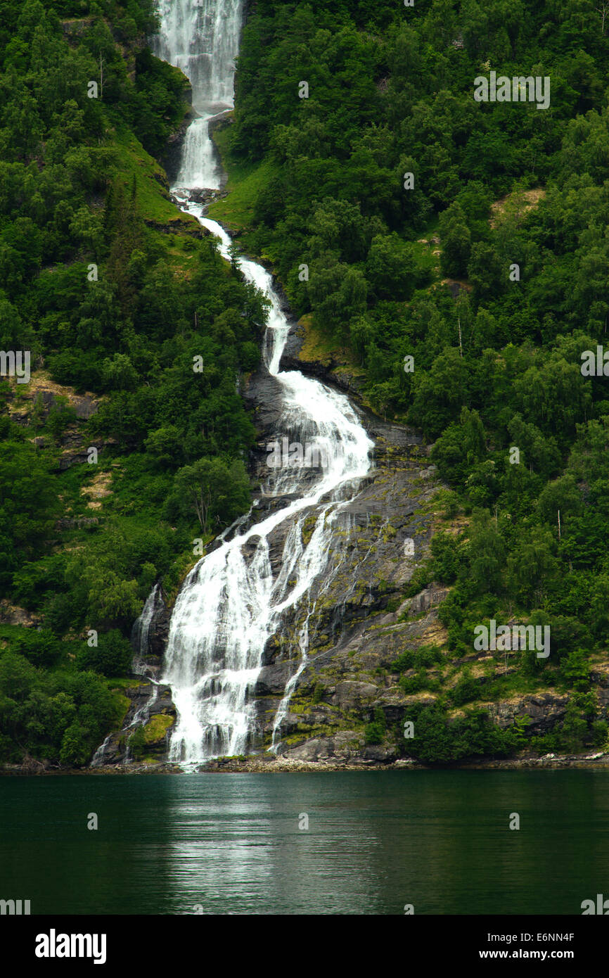 Du nord des Cascades fjords norvégiens. Banque D'Images