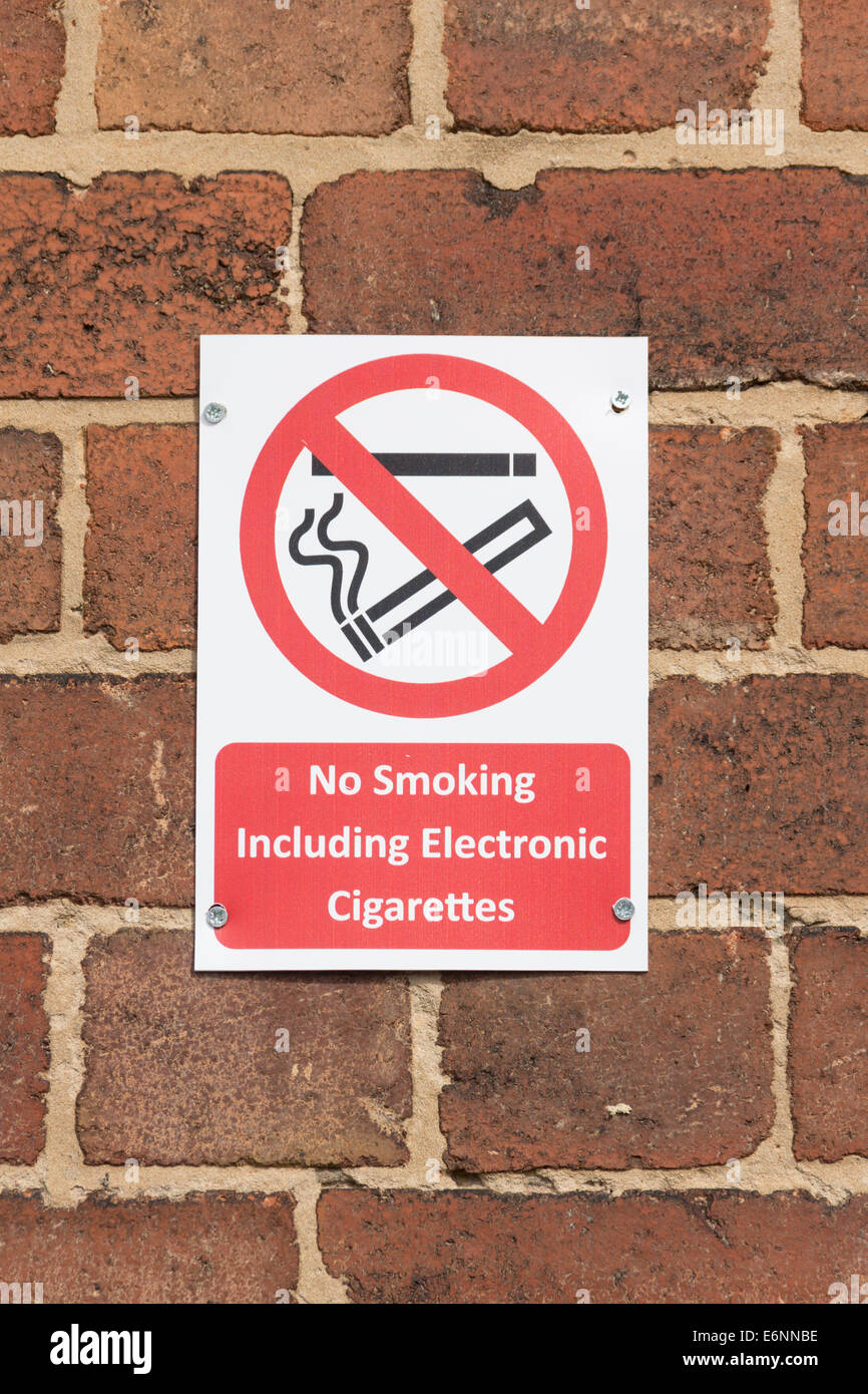 Aucun signe de fumer, y compris l'absence de fumeurs de cigarettes électroniques, attaché à un mur de briques. Banque D'Images