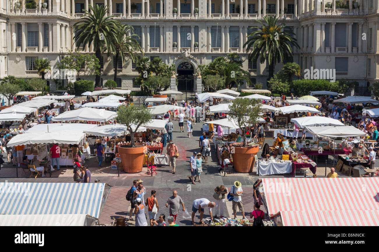 Les touristes au marché d'antiquités à Nice, France, Provence, Europe Banque D'Images