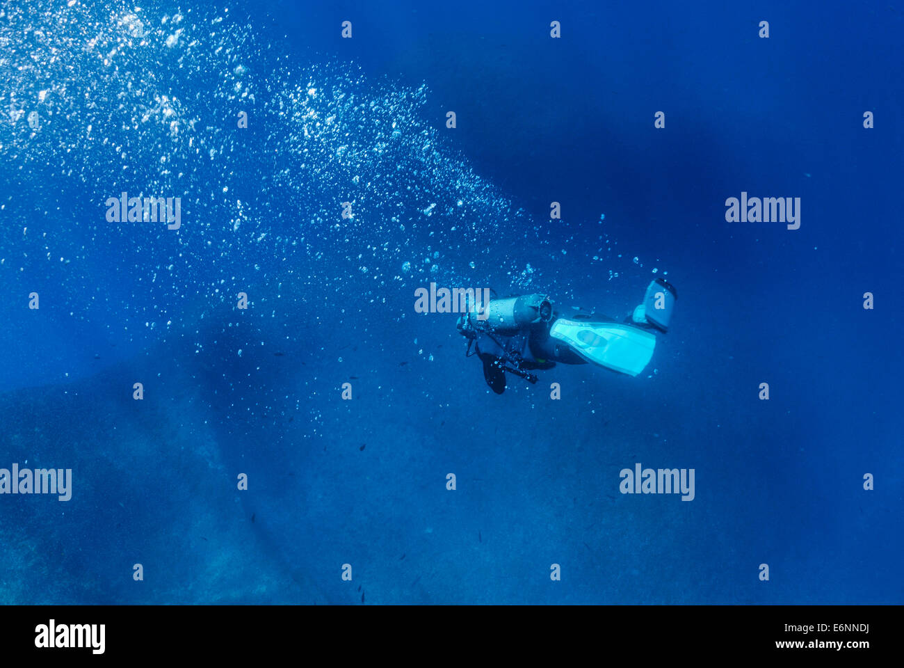 Scuba Diver par un naufrage sous l'eau, Mer Méditerranée, France, Europe Banque D'Images