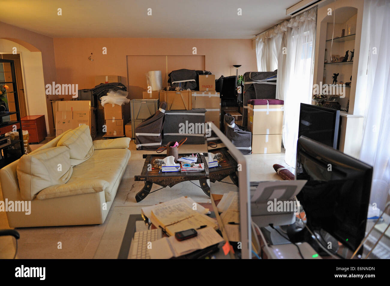 Déménagement maison - meubles et boîtes de carton dans la salle de séjour prêt pour l'éloignement, au cours d'un déplacement à domicile Banque D'Images