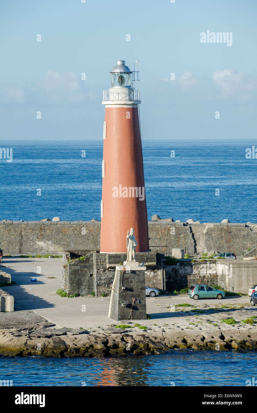 Phare en brique rouge à l'entrée du port de Naples. Banque D'Images