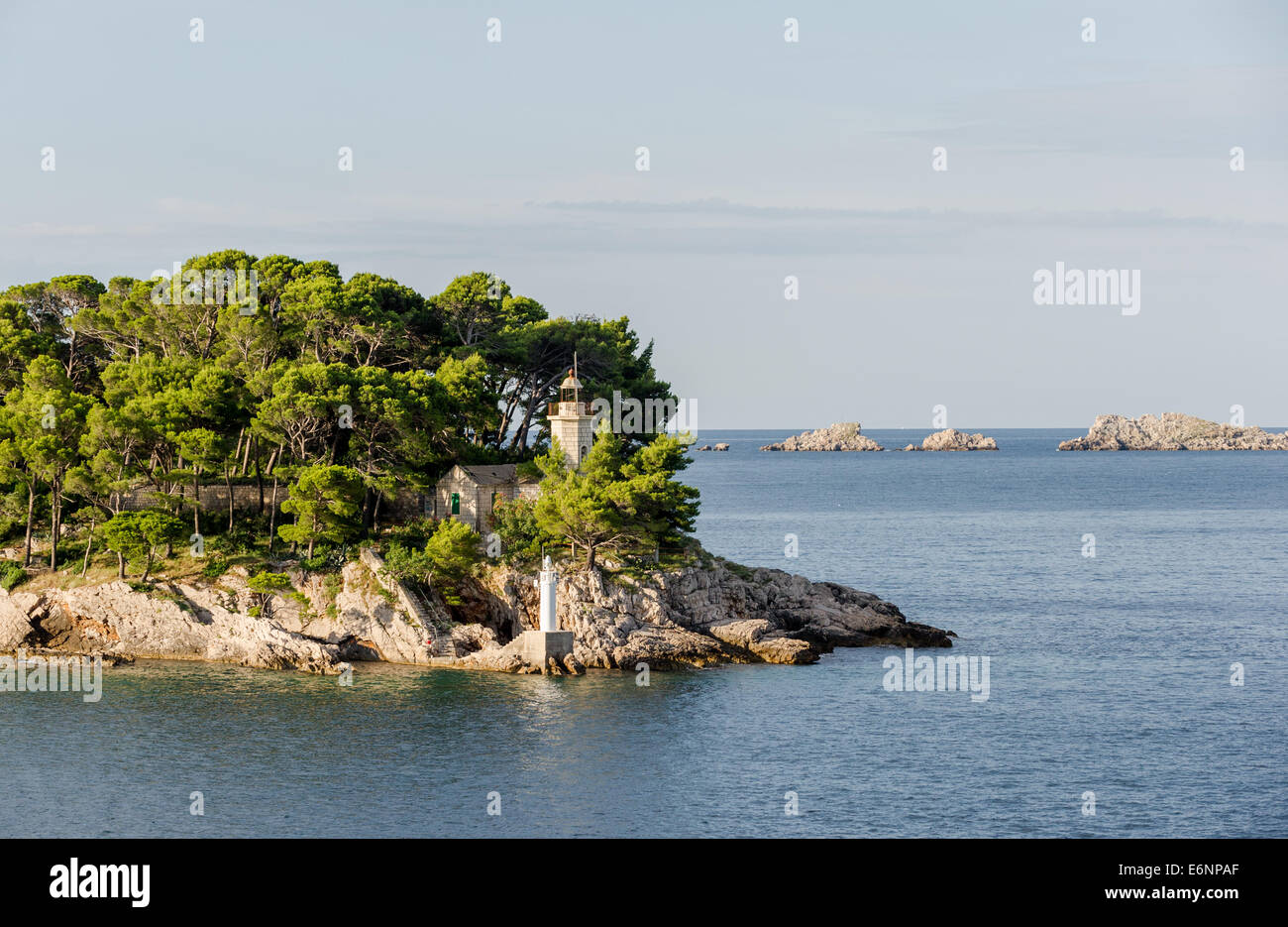 Petit phare sur l'une des nombreuses îles situées à l'entrée du port de Dubrovnik en Croatie. Banque D'Images