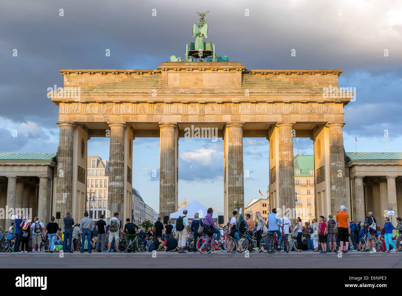 Allemagne : Porte de Brandebourg de Berlin vu de l'ouest. Photo du 11 août 2014. Banque D'Images