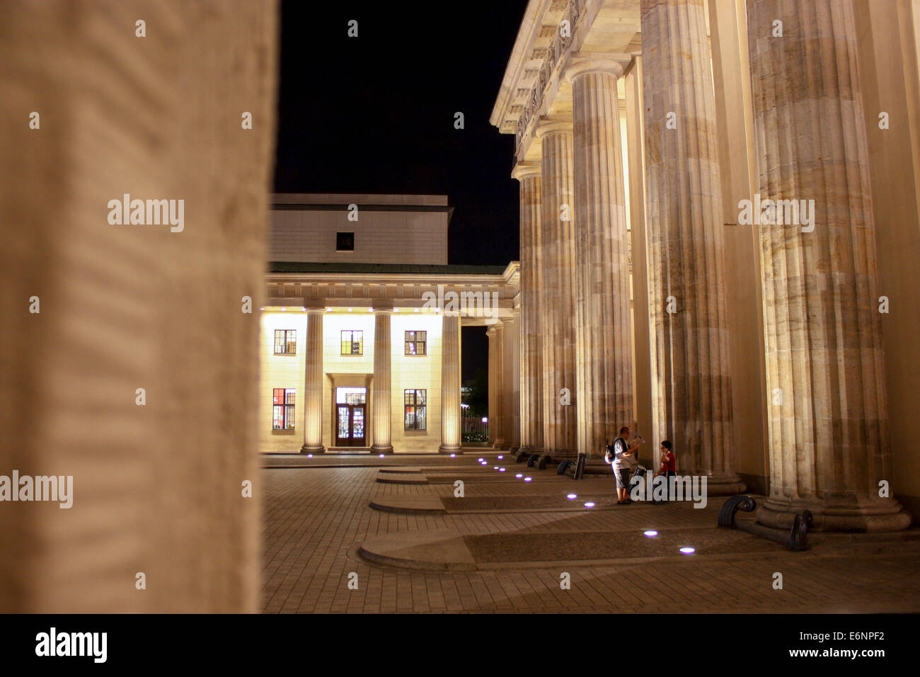 Allemagne : Porte de Brandebourg de Berlin la nuit. Photo à partir de 08 août 2010. Banque D'Images