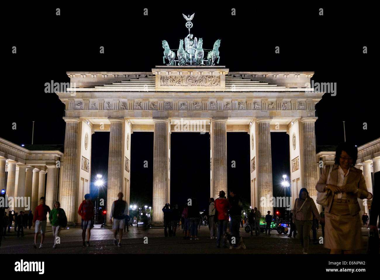 Allemagne : Porte de Brandebourg de Berlin la nuit. Photo du 20 août 2013. Banque D'Images