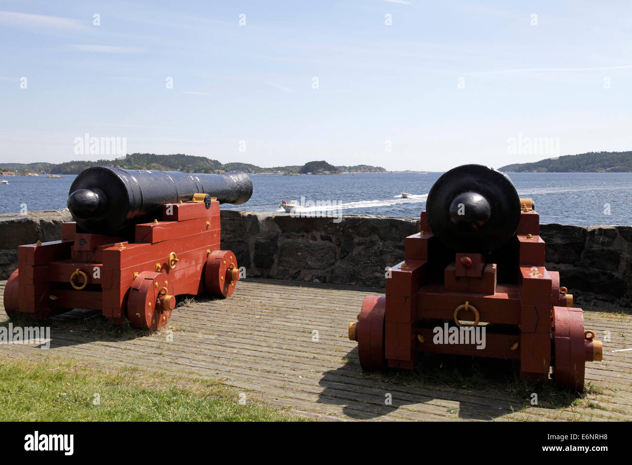 Dans l'image les canons du fort Gunnarsholm côtières, qui a été construit au 17ème siècle pour protéger Kragero contre les pirates. Photo : Klaus Nowottnick Date : 30 mai, 2014 Banque D'Images