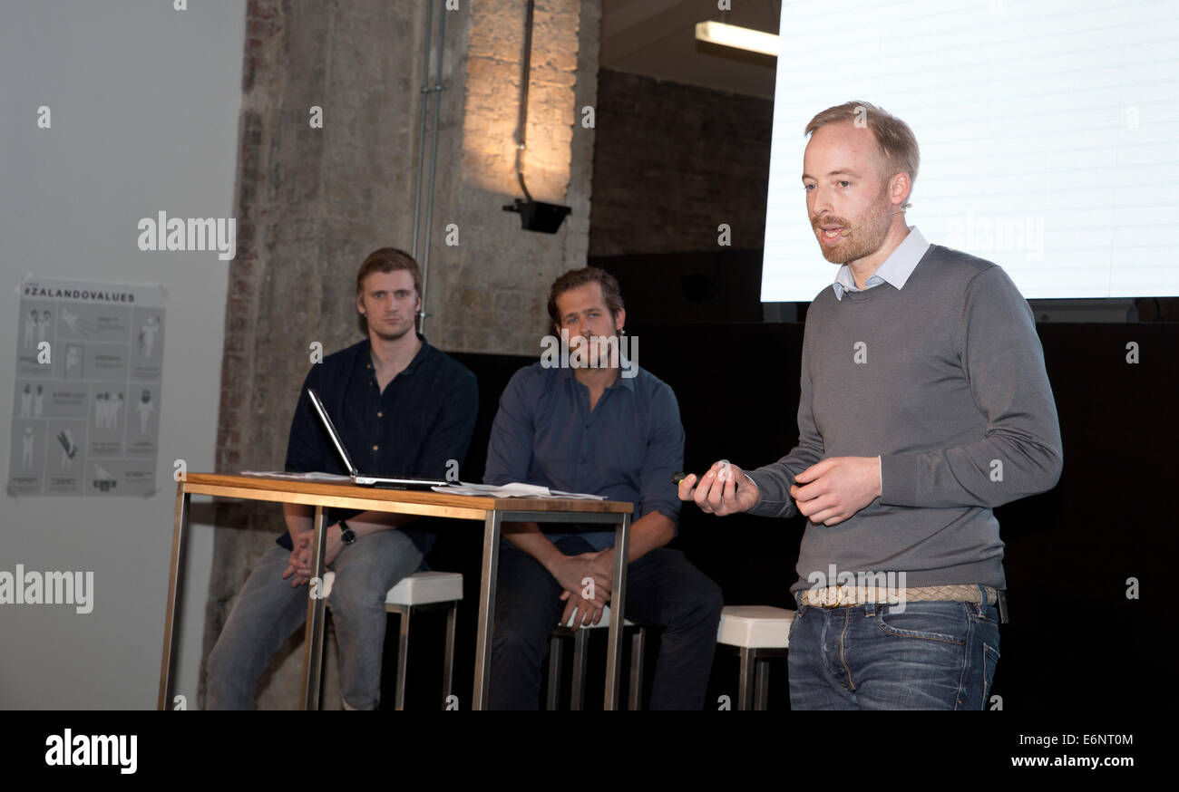 Les gestionnaires Zalando David Schneider (L-R), Robert Gentz et Rubin Ritter au séminaire de presse 'Zalando Insights Day' à Berlin, Allemagne, 28 août 2014. Ce séminaire offre aux journalistes l'occasion de parler avec les membres du conseil et des spécialistes de chaque ministère. Photo : JOERG CARSTENSEN/dpa Banque D'Images