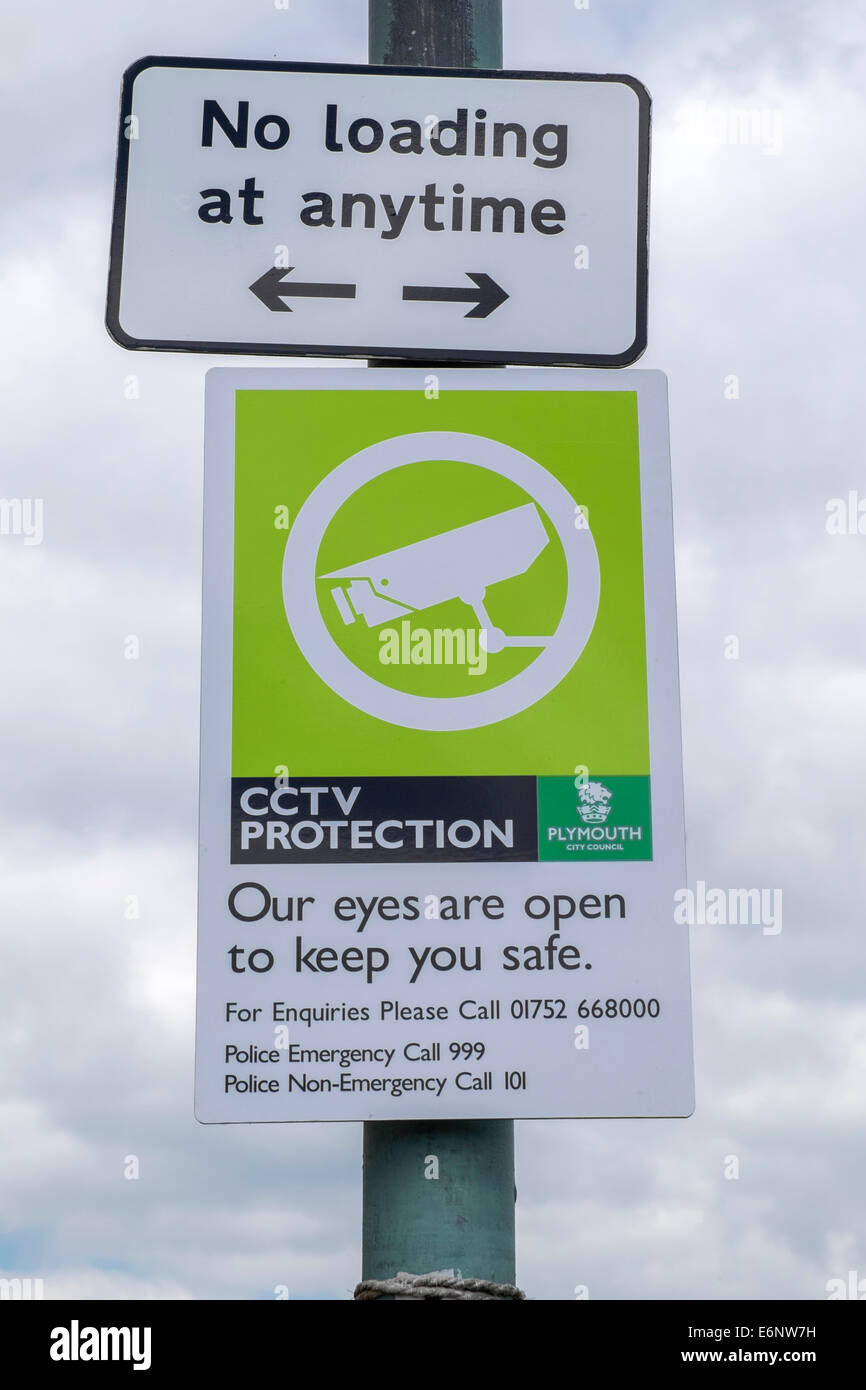 Panneau disant "CCTV nos yeux sont ouverts pour vous maintenir sûr', Barbican, Plymouth, Devon, England, UK Banque D'Images