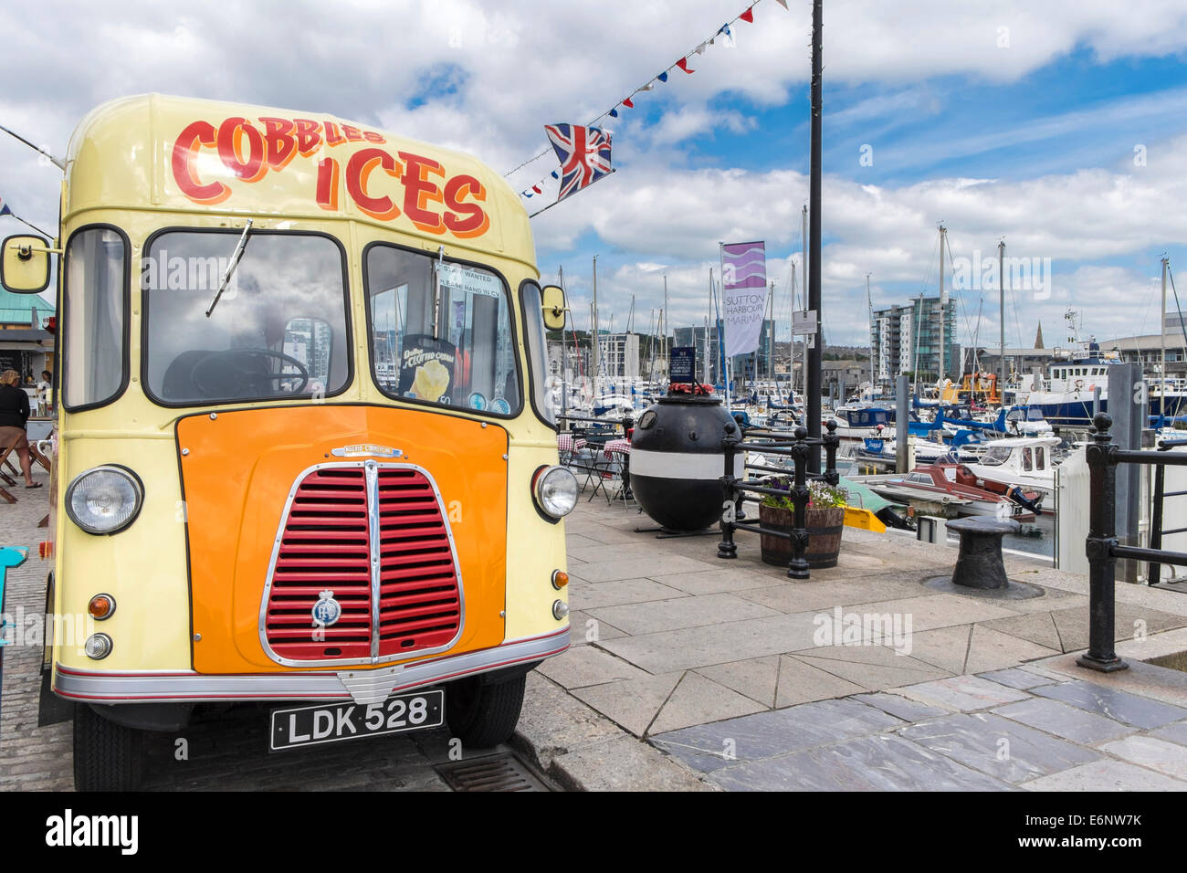 Vintage ice cream van sur Barbican de Plymouth, Plymouth, Devon, England, UK Banque D'Images
