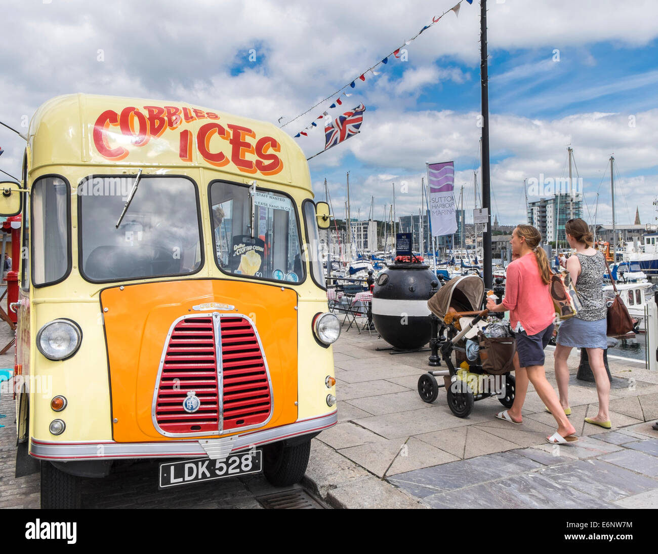 Vintage ice cream van sur Barbican de Plymouth, Plymouth, Devon, England, UK Banque D'Images