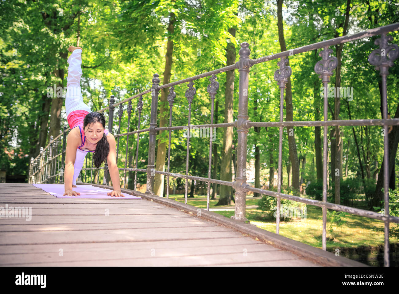 Femme faisant de l'exercice de yoga dans un ancien parc Banque D'Images