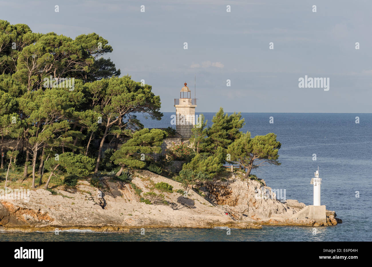 Petit phare sur l'une des nombreuses îles situées à l'entrée du port de Dubrovnik en Croatie. Banque D'Images