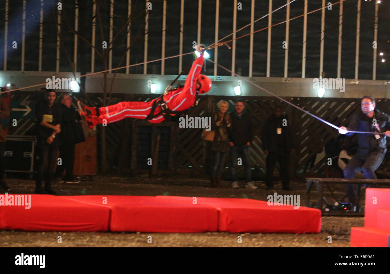 Ant & Dec filmer un zip-line stunt hors studios ITV Avec : Anthony McPartlin Où : London, Royaume-Uni Quand : 22 Mars 2014 Banque D'Images