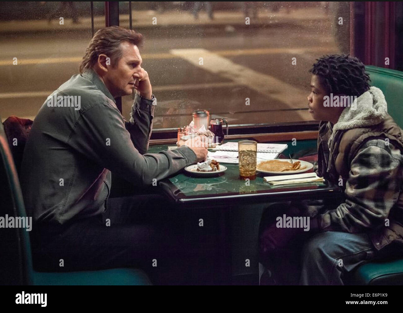 Une PROMENADE PARMI LES PIERRES TOMBALES 2014 Universal Pictures film avec Liam Neeson à gauche et à l'Astro Banque D'Images