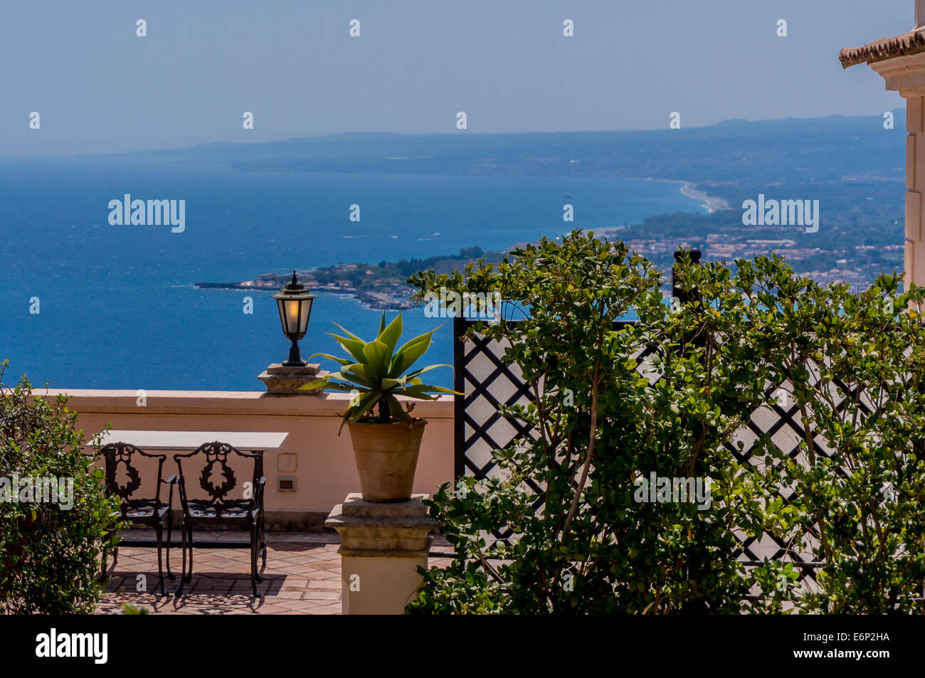 Belle vue sur côte sicilienne à partir de la terrasse sur le toit Banque D'Images