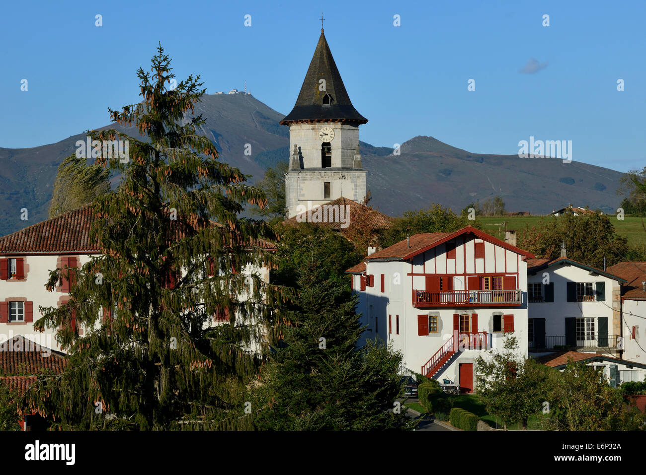 La France, l'Atlantic-Pyrenees(64), pays Basque, village d'Ainhoa avec la Rhune en arrière-plan Banque D'Images