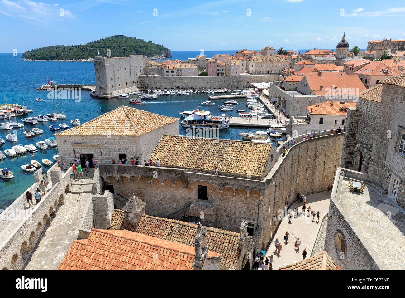 Vue sur la vieille ville de Dubrovnik montrant le port de plaisance, et l'enceinte fortifiée. Banque D'Images