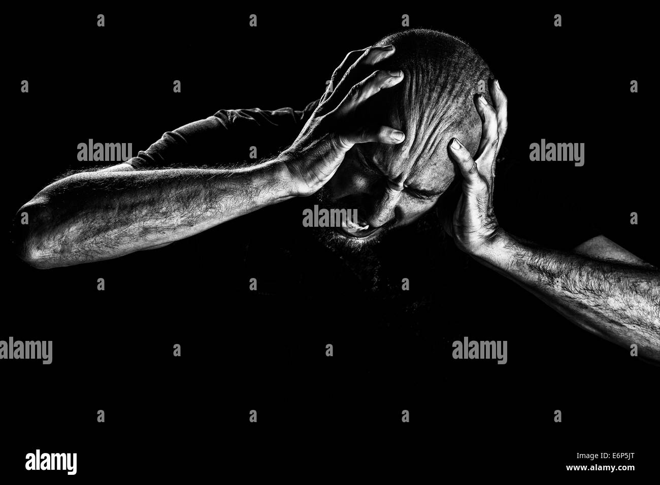 Un homme aux prises avec la rage absolue ou de tourment. Banque D'Images