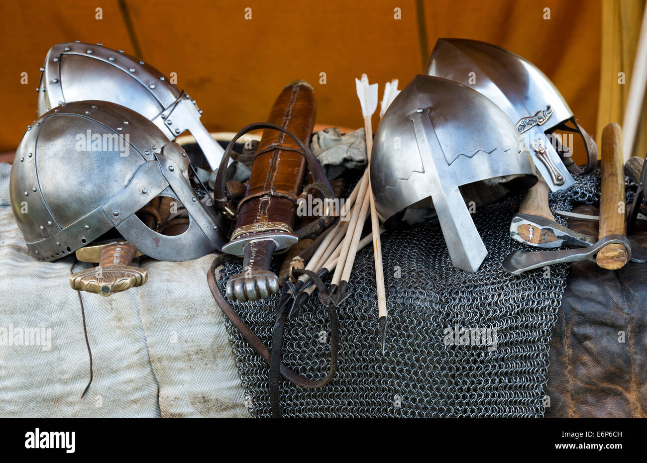 Armes et armures Viking à une reconstitution historique. UK Banque D'Images