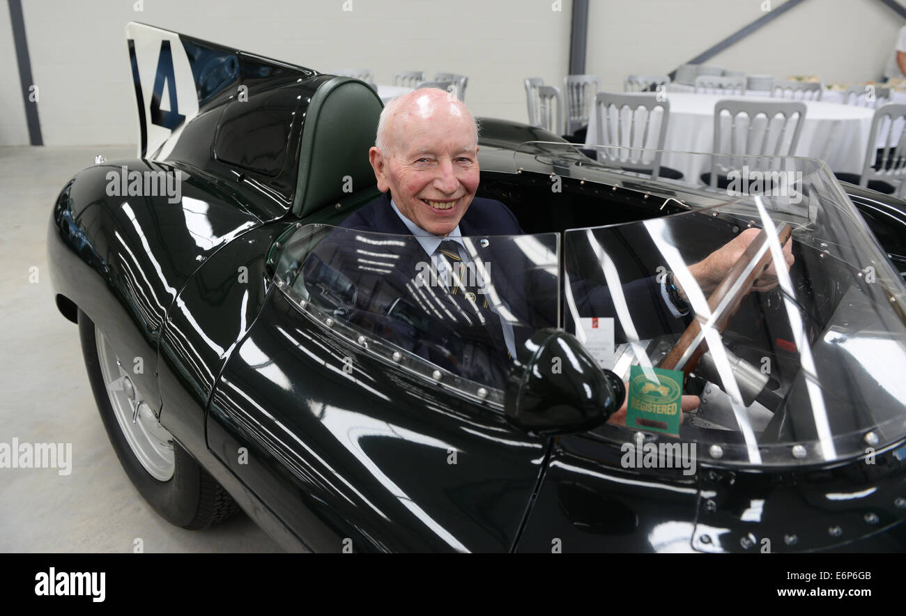 John Surtees l'ancien Champion du Monde de Formule 1 au volant d'D Type Jaguar au Classic Motor Cars à Bridgnorth où il a ouvert ses nouveaux locaux. Crédit : David Bagnall/Alamy Live News Banque D'Images