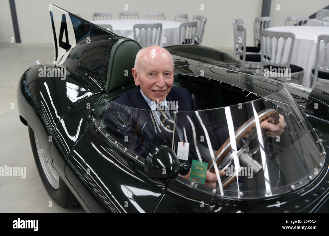 John Surtees l'ancien Champion du Monde de Formule 1 au volant d'D Type Jaguar au Classic Motor Cars à Bridgnorth où il a ouvert ses nouveaux locaux. Crédit : David Bagnall/Alamy Live News Banque D'Images