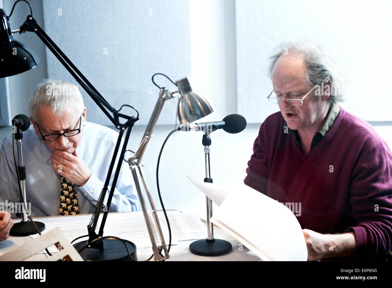 Richard Ingrams, Paul Bailey, Craig Brown, A N Wilson, Tallulah Brown, Eleanor Bron lors d'un Craig Brown et l'enregistrement d'amis Banque D'Images