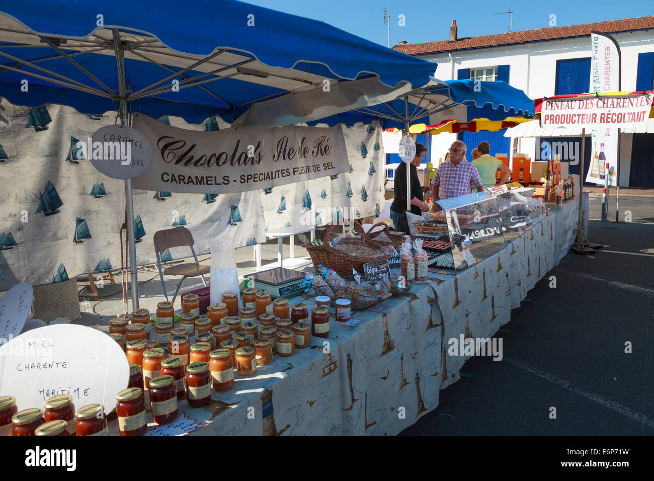 Échoppe de marché la vente de miel à Saint-Palais-sur-mer Photo Stock