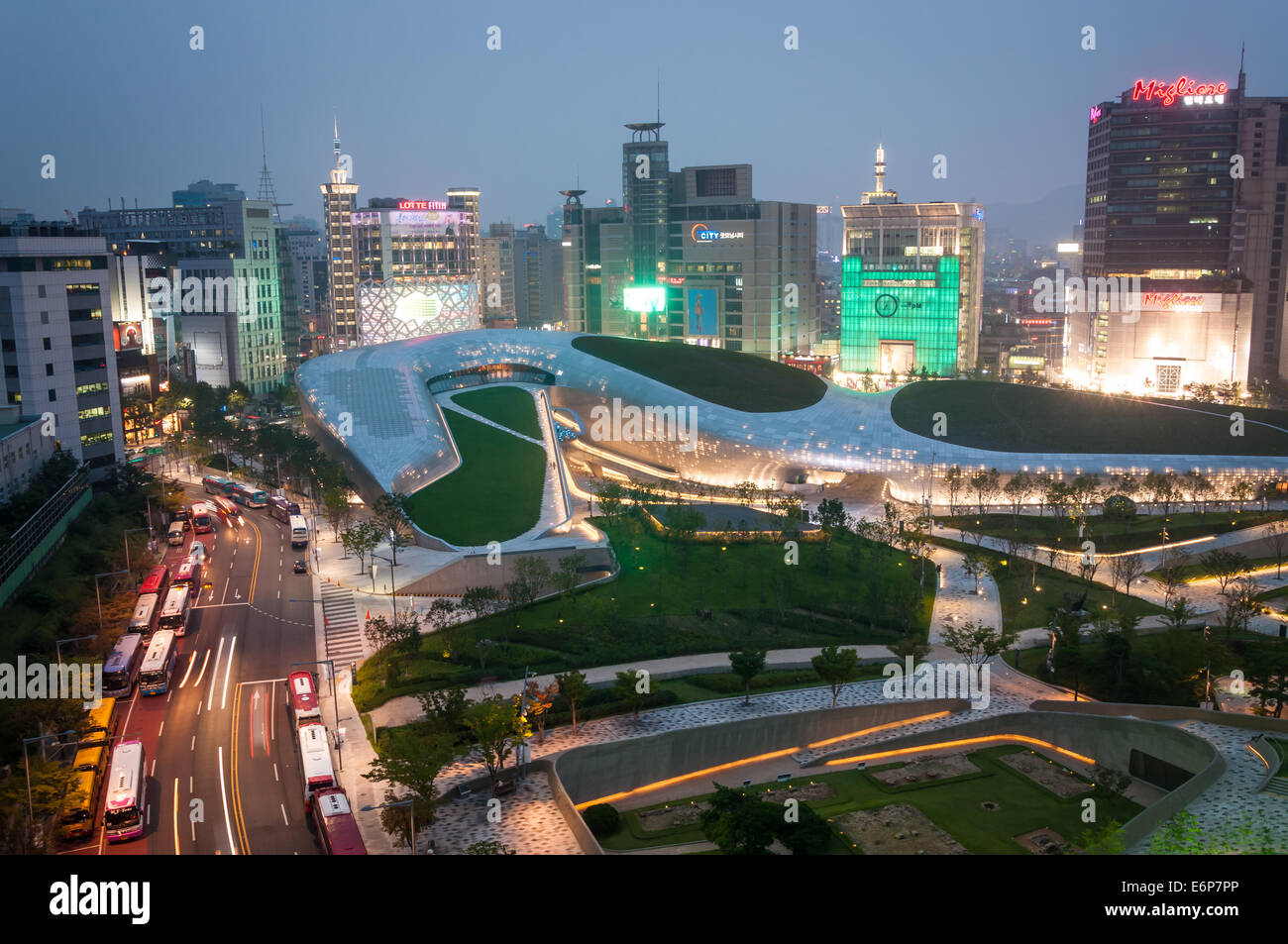 L'architecture moderne au nouveau design Plaza Dongdaemun de Séoul, Corée du Sud, conçu par l'architecte Zaha Hadid. Banque D'Images