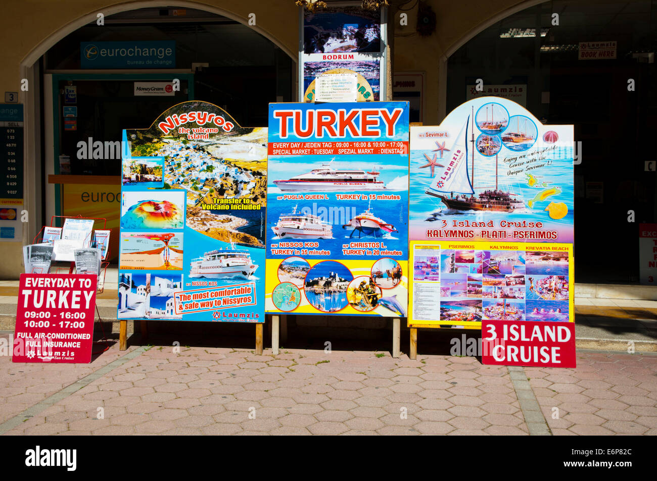 Publicité enseignes croisières et excursions en bateau, Kos Town, Kos island, îles du Dodécanèse, Grèce, Europe Banque D'Images