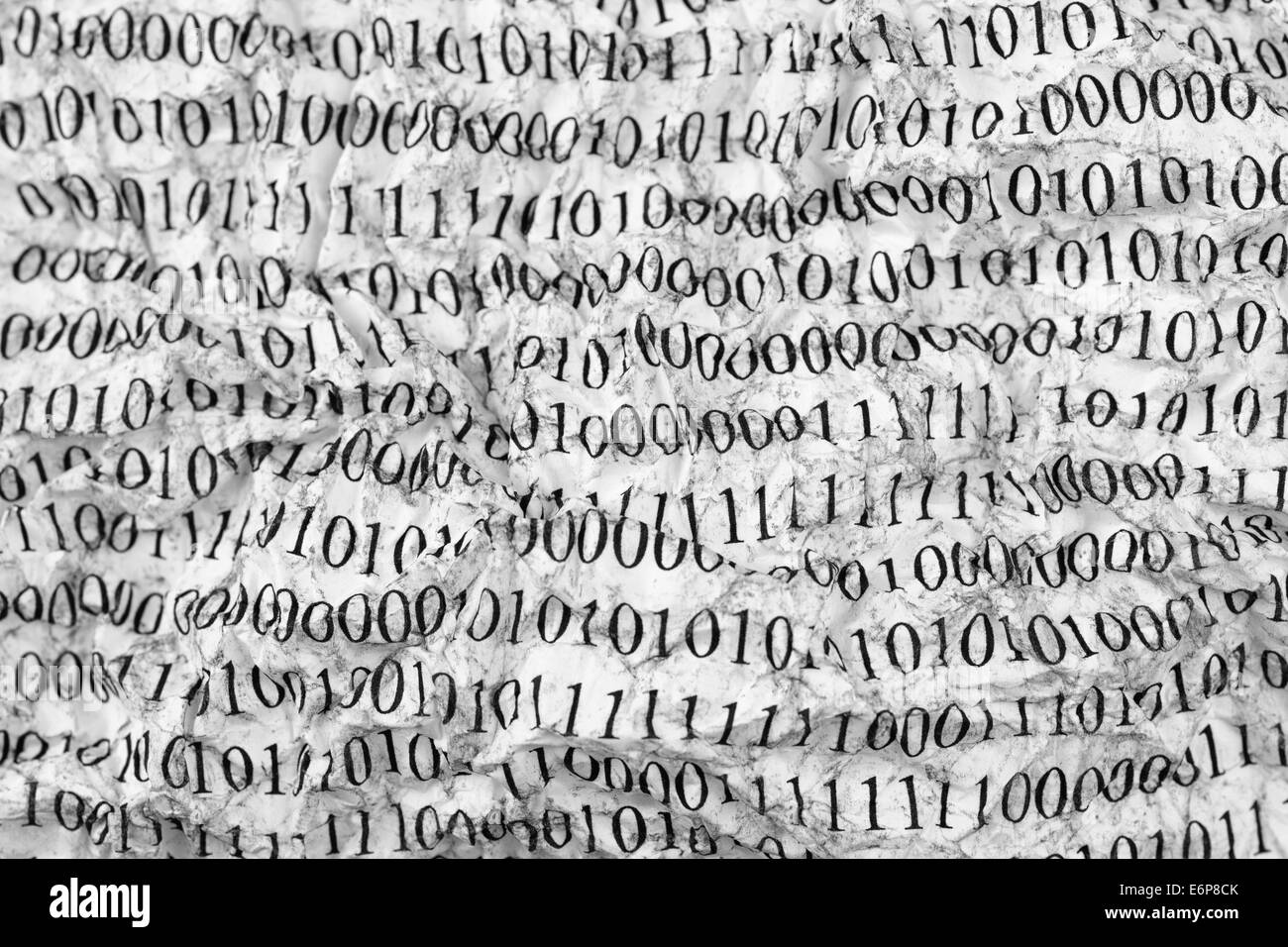 Papier écrasé avec code binaire. Noir et blanc. Banque D'Images