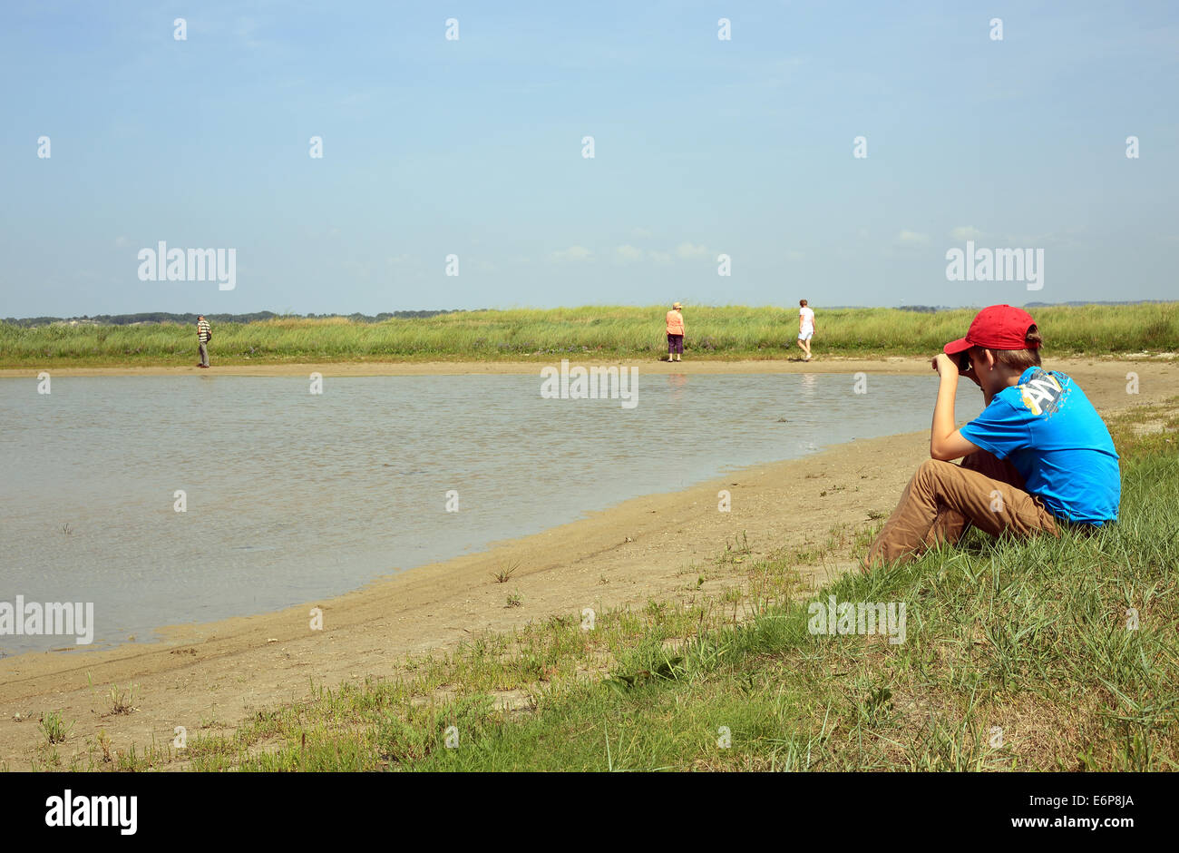 Garçon de 11 ans photographier étang sur baie de l'Authie, à Fort Mahon Plage, Somme, Picardie, France Banque D'Images