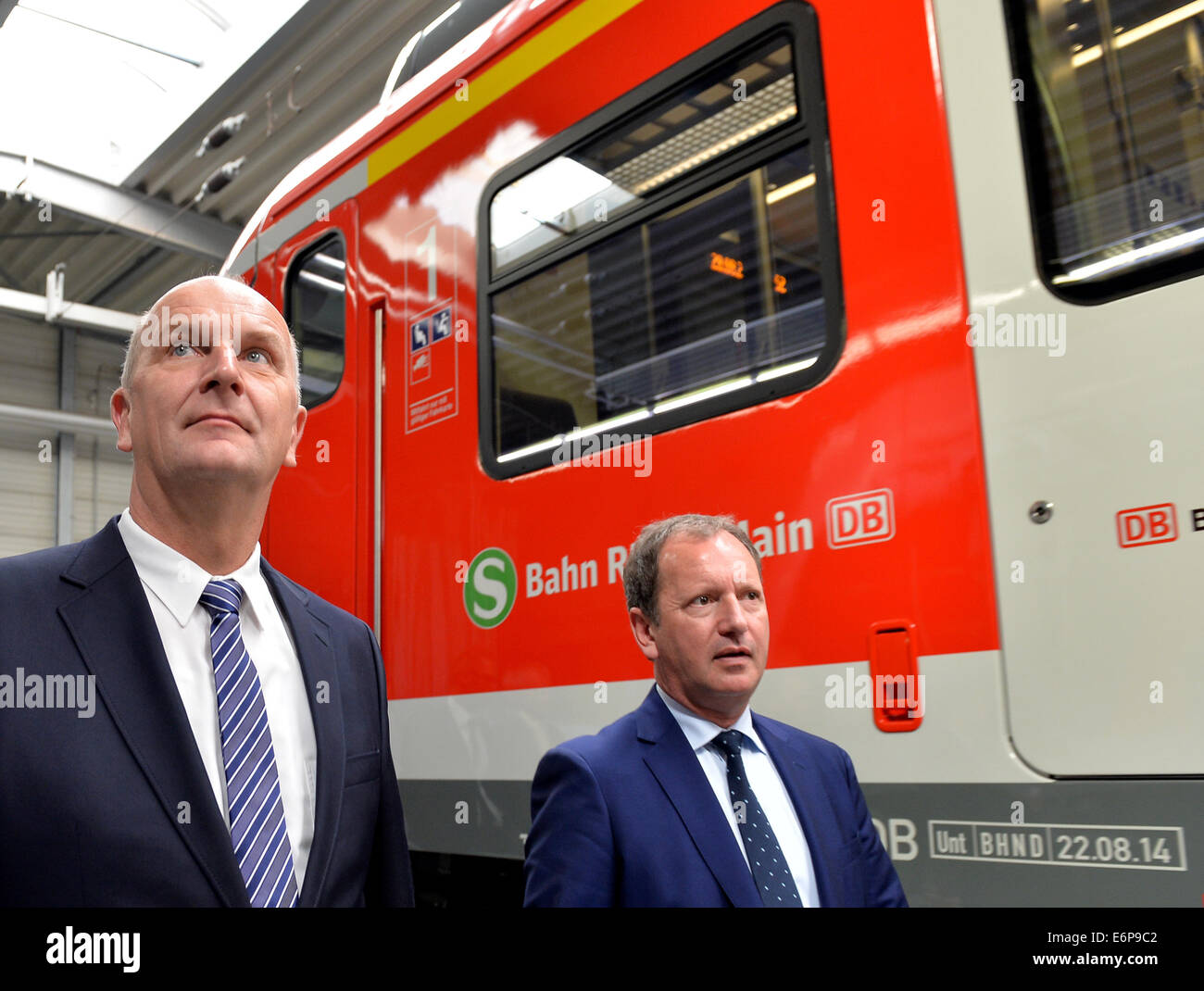 Hennigsdorf, Allemagne. 28 août, 2014. Le Président et chef de l'exploitation de Bombardier Transport, Lutz Bertling, conduit le Brandebourg's premier Dietmar Woidke au travers de l'hall à Hennigsdorf, Allemagne, 28 août 2014. Plus de 2 800 employés produisent des trains, le train Talent 2, et les trams ici. Photo : Bernd Settnik/dpa/Alamy Live News Banque D'Images