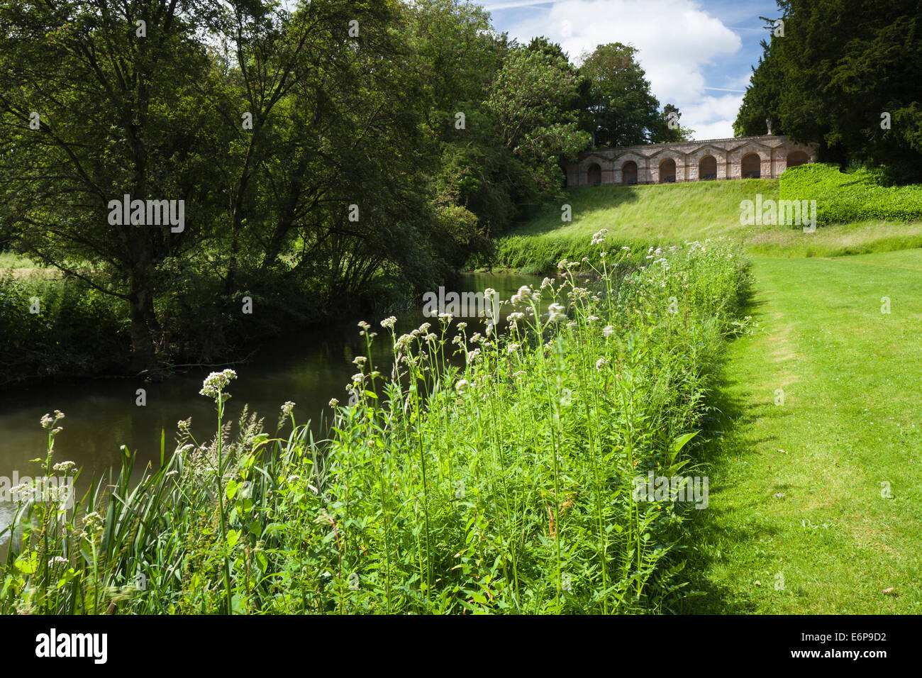 Les sept-arch arcade conçu par William Kent vu du côté de la rivière Cherwell à Rousham House dans l'Oxfordshire, Angleterre Banque D'Images
