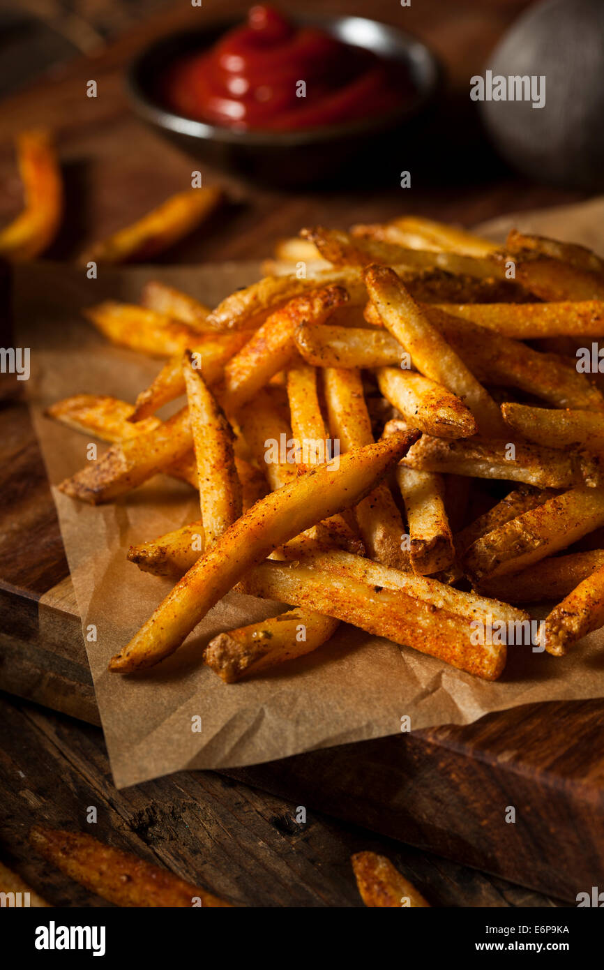 Assaisonnée Cajun Frites avec ketchup biologique Banque D'Images