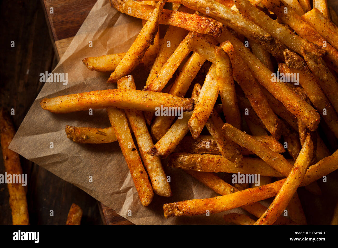 Assaisonnée Cajun Frites avec ketchup biologique Banque D'Images