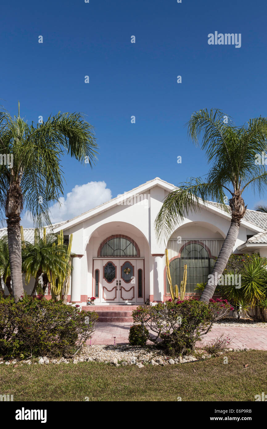 Avant de classe moyenne Floride Suburban Home avec palmiers, FL, USA Banque D'Images