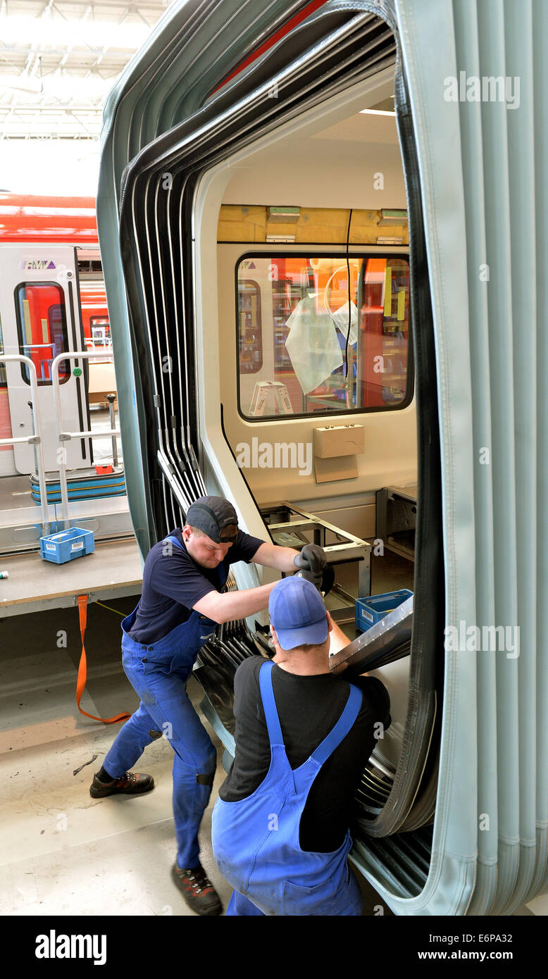 Hennigsdorf, Allemagne. 28 août, 2014. Les employés travaillent sur un type 430 city train à la Bombardier Transport GmbH à Hennigsdorf, Allemagne, 28 août 2014. Plus de 2 800 employés produisent des trains, le train Talent 2, et les trams ici. Photo : Bernd Settnik/dpa/Alamy Live News Banque D'Images