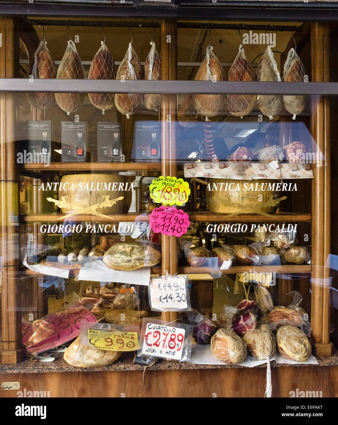 Fromage, jambon et autres produits régionaux dans un magasin à Reggio Emilia (Reggio nell'Emilia), Emilia Romagna, Italie Banque D'Images