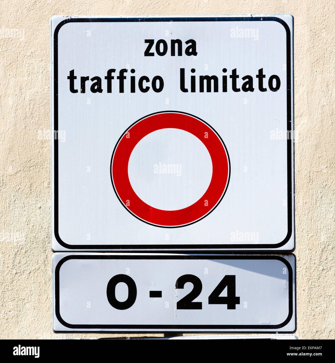 Zona Traffico Limitato signe, restreindre la circulation dans le centre historique de nombreuses villes italiennes, Reggio Emilia, Italie Banque D'Images