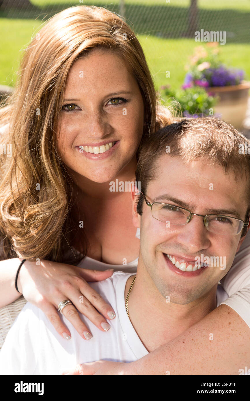 Happy Young Couple Smiling at Camera, USA Banque D'Images