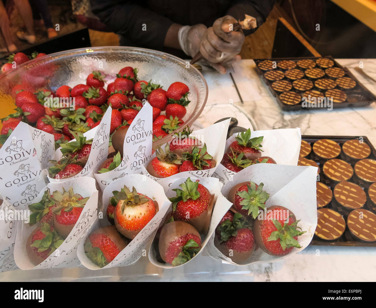 Vitrine de chocolats Godiva, travailleur de préparer les fraises pour  tremper, USA Photo Stock - Alamy