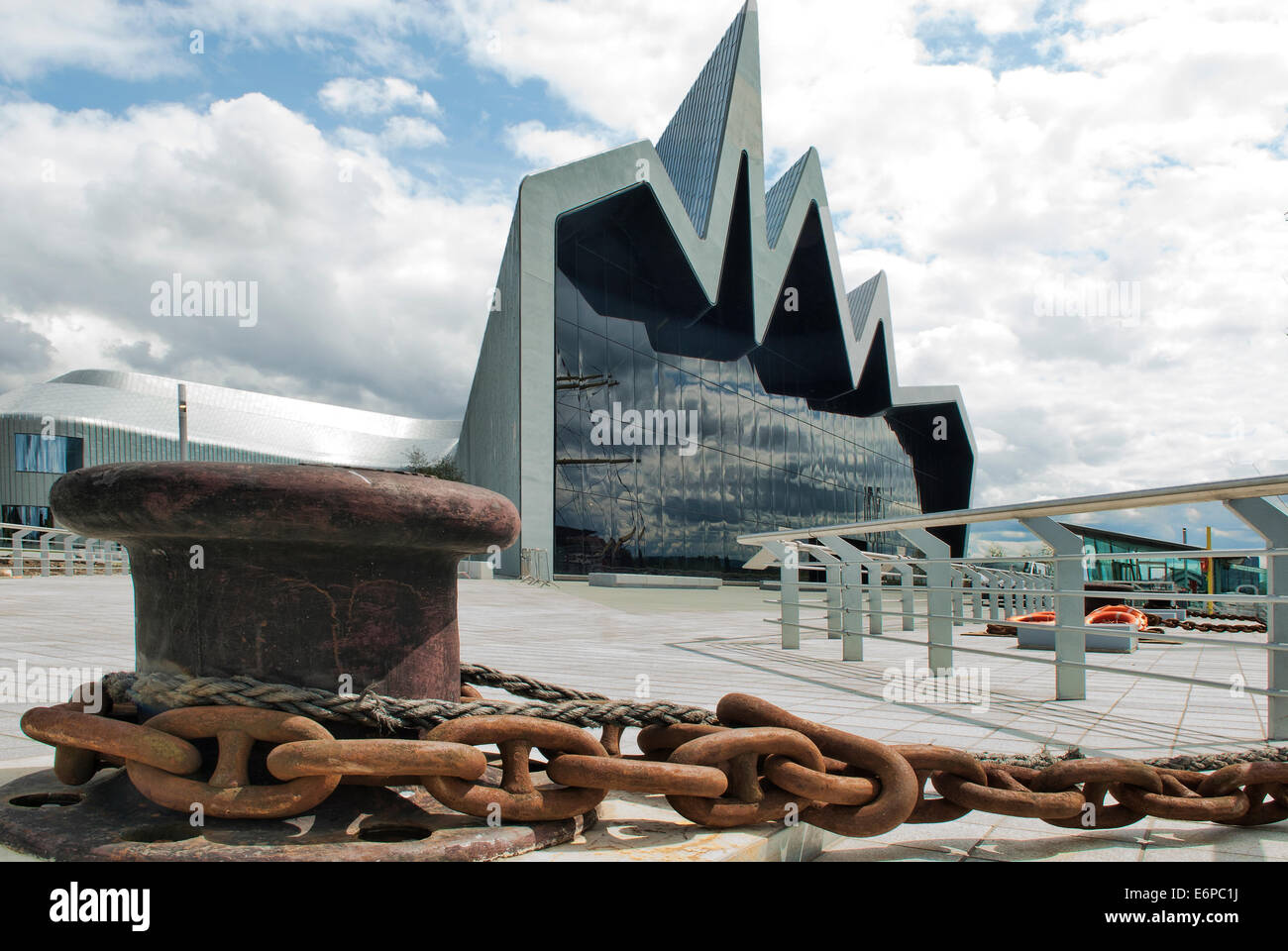 Glasgow Riverside Museum of Transport avec l'étrave et la chaîne en premier plan. Banque D'Images