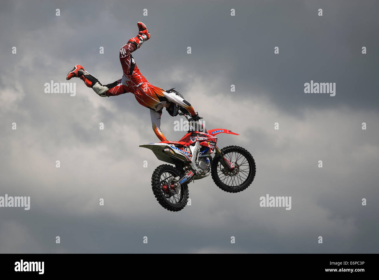 Membre de l'Bolddog Lings Affichage Freestyle Stunt Team effectue à la Glasgow Stunt Show à Glasgow Green. Banque D'Images