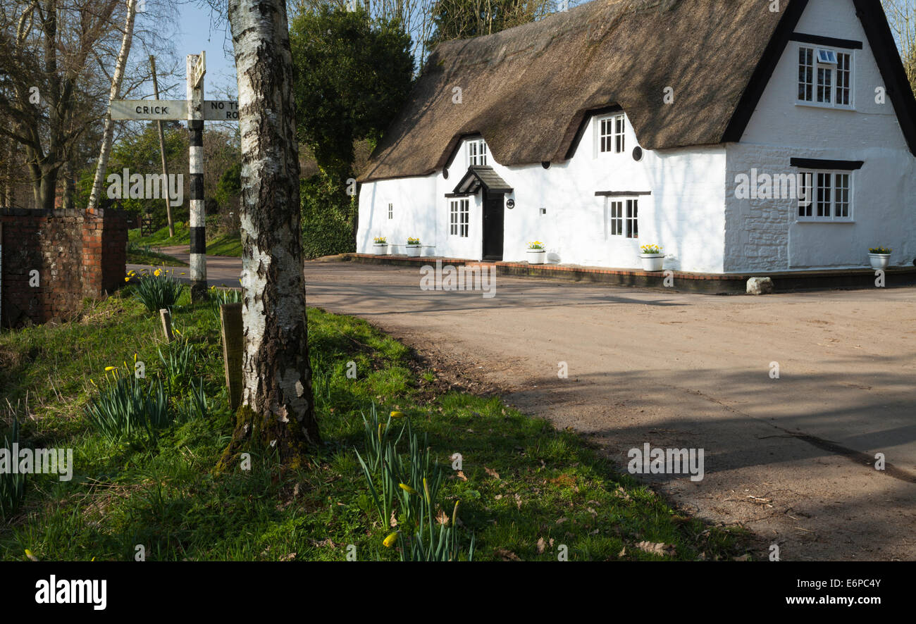 Le petit et pittoresque village de Winwick dans le Northamptonshire sur un après-midi de printemps. Banque D'Images