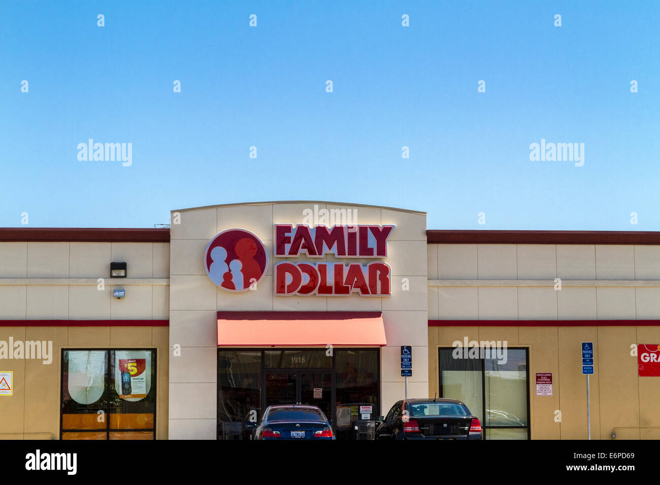 Une famille Dollar Store à Modesto en Californie USA Banque D'Images